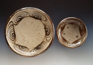 Tallerkener dekoreret med umanomezara (cirkler med hesteøjemønster), slutningen af det 18. århundrede - begyndelsen af det 19. århundrede, emalje stentøj, produceret i Seto, diameter 21,5 cm og 34,5 cm, japansk civilisation, Edo-perioden. af Japanese School