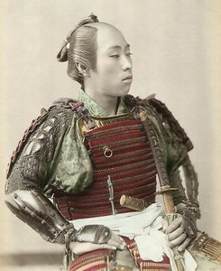 Portræt af en samurai fra det gamle Japan bevæbnet med helkropsrustning, 1890 (håndfarvet albuminfoto)