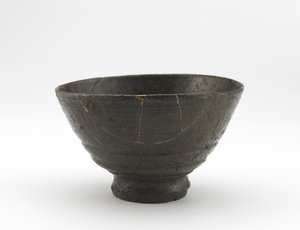 Rakuzan ware teskål i Kugibori Irabo stil, tidligt 1700-tal (stentøj med askeglasur, guldlakreparationer) af Japanese School