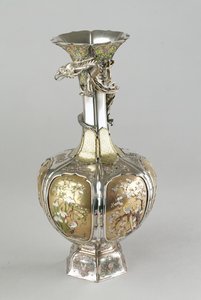 Sølv, forgyldt og emalje shibayama vase, slutningen af det 19. århundrede (metalværk) af Japanese School