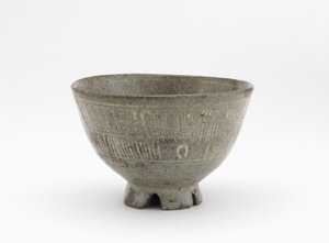 Teskål i mishima-stil, Saga-præfekturet, Edo-perioden, begyndelsen af 1600-tallet (stentøj med påtrykte og indskårne designs indlagt med hvid slip) af Japanese School