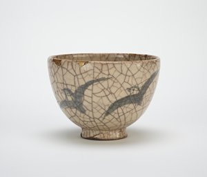 Teskål med design af plovere, Kyoto-relateret service, midten af 1800-tallet (stentøj med koboltdekoration under krakeleret glasur) af Japanese School