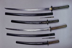 Top: en katana, japansk sværd og dens skede, wakizashi, japansk kort sværd i skeden, lille Kokatawa-dolk opbevares i den samme skede. alle tre er fra 1700-tallet. de nederste er fra 1600-tallet. af Japanese School