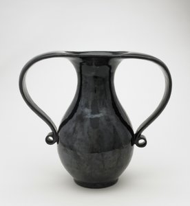 Vase i mimikuchi-form, Seto, Kyoto-fu eller Aichi-præfekturet, Edo-perioden eller Meiji-æraen (stentøj med jernglasur) af Japanese School