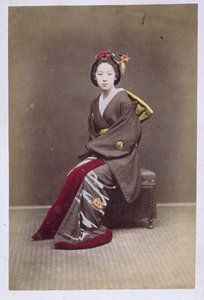 Ung pige i en kimono, ca. 1860-70 (håndfarvet foto) af Japanese School