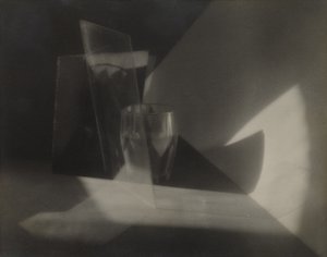 [Still-Life Abstraction], ca. 1923 (gelatinesølvtryk) af Jaromir Funke