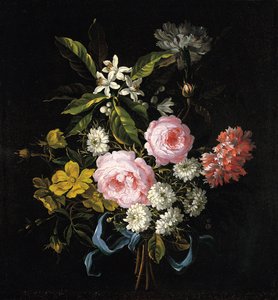Buket af kamille, roser, appelsinblomster og nelliker bundet med et blåt bånd
