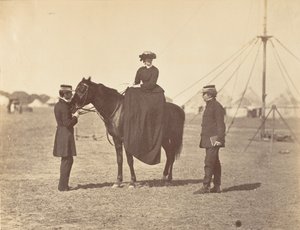 [Lady Canning på sin sorte araber og Lord Clyde, øverstkommanderende], 1858-61. af Jean Baptiste Oscar Mallitte