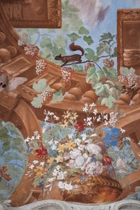 Vinskud, druer, blomster og et egern, detalje af Jean Boulanger