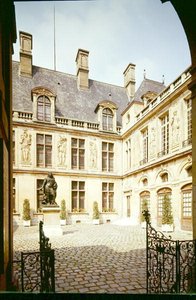 Udsigt over Cour dHonneur af Hotel Carnavalet, bygget ca. 1545