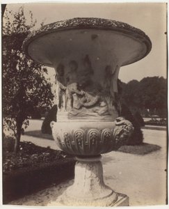 Versailles, Vase af Jean Eugène Auguste Atget