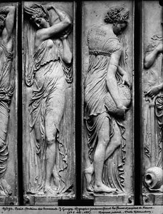 Detalje af relieffer fra The Fountain of the Innocents, der viser nymfer, der personificerer floder i Frankrig sten