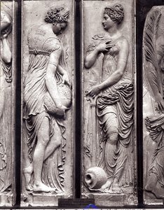 Detalje af relieffer fra The Fountain of the Innocents, der viser nymfer, der personificerer floder i Frankrig sten
