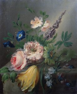 Stilleben med roser, passionsblomster, en tulipan og andre blomster på en stenkant