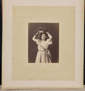 [Portræt af en kvinde med krans]. af Jean Pierre Bertrand Eugène Pégot Ogier