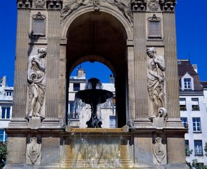 Arkitektur: detalje af de uskyldiges springvand, der repræsenterer nymferne. Designet af arkitekterne Jean Goujon, Augustin Pajou og Pierre Lescot. 1546-1549. Place Joachim du Bellay, Paris.