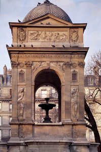 Arkitektur: udsigt over de uskyldiges springvand. Designet af arkitekterne Jean Goujon, Augustin Pajou og Pierre Lescot. 1546-1549. Place Joachim du Bellay, Paris.