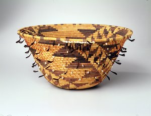 Girls Coiled Dowry eller Pubertet Basket, Pomo, Pinoleville, Californien af Jenny Hughes