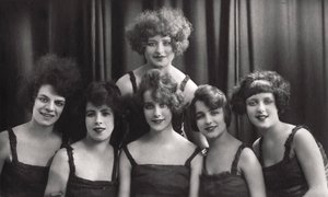 En danse- eller teatergruppe, c1900-1929. af Jerome Ltd
