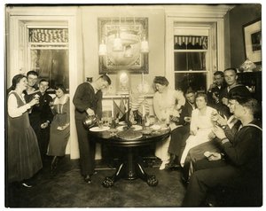 Alice Foote MacDougal underholder en gruppe sømænd i sin lille lejlighed i Old War, Greenwich Village, New York, USA, ca. 1917-18 (foto af gelatinesølv)