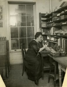 Beals i hendes studie, ca. 1912-18 (foto af gelatinesølv) af Jessie Tarbox Beals