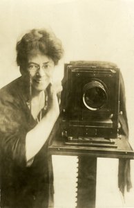 Beals selvportræt, ca. 1918-20 (gelatinsølvfoto) af Jessie Tarbox Beals