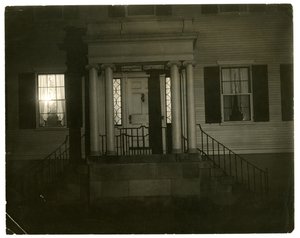 Boston døråbning, USA, ca. 1902-10 (foto af gelatinesølv) af Jessie Tarbox Beals