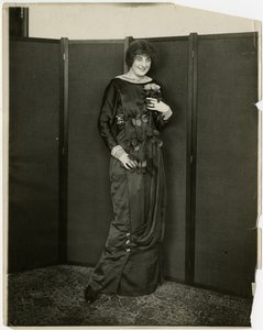Kjole, draperet, gimbels, ca. 1905-18 (foto af gelatine sølv) af Jessie Tarbox Beals