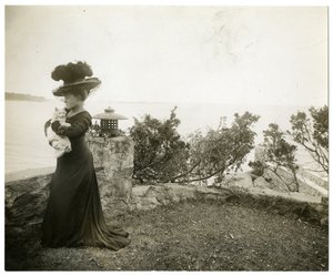 Ella Wheeler Wilcox ved Sound Beach, Conn, ca. 1905-11 (foto af gelatinesølv) af Jessie Tarbox Beals
