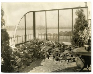 Fru Regina Jais have, ca. 1936-37 (foto af gelatinesølv) af Jessie Tarbox Beals