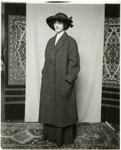 Grå frakke, Arnold & Constable, ca. 1905-18 (foto af gelatinesølv) af Jessie Tarbox Beals