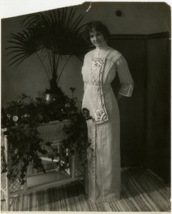 Grå tyrkisk materiale med sort og hvidt broderi, Lord & Taylor, ca. 1905-18 (foto af gelatine sølv) af Jessie Tarbox Beals