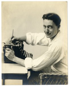 Henry Oyen ved skrivemaskine, ca. 1905-21 af Jessie Tarbox Beals