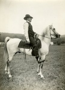 Homer Davenport tegneserieskaber på sin arabiske hest, ca. 1905-12 (gelatine sølv foto) af Jessie Tarbox Beals