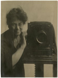 Jessie Tarbox Beals, selvportræt med kamera, ca. 1918-20 (foto af gelatinesølv) af Jessie Tarbox Beals