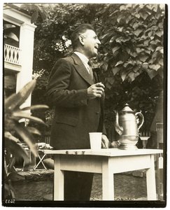 John W. Mitchells berømte auktionsholder, Country Auction i Greenwich, Conn eller Weston, Conn af Jessie Tarbox Beals