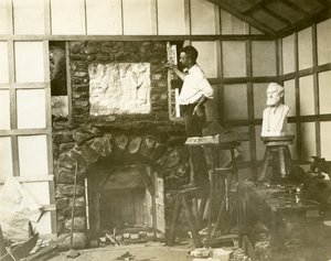 Karl Bitter (billedhugger) bygger selv sin pejs, ca. 1905-15 (foto af gelatinesølv) af Jessie Tarbox Beals