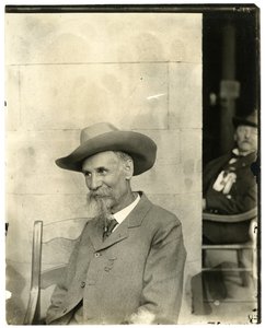 Mand med hat, medalje, ca. 1905-40 (foto af gelatine sølv) af Jessie Tarbox Beals