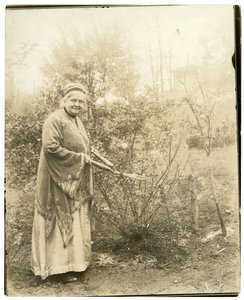 Fru Alzirc Hewitt Wade - 88 år gammel - i haven i Ossining, NY, ca. 1905-28 (foto af gelatinesølv) af Jessie Tarbox Beals