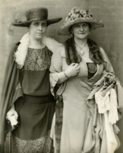 Fru Coolidge og hendes veninde, fru Frances Parkinson Keyes, 1924 af Jessie Tarbox Beals