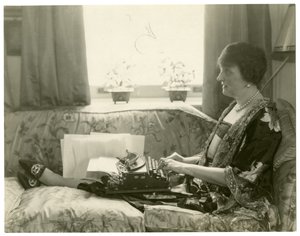 Fru Emily Post, forfatter til Etiquette, ca. 1926-28 af Jessie Tarbox Beals