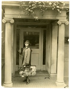 Fru LC Harper (Mabel Herbert Urner) på vej til Europa for at indsamle prøver, New York, USA, ca. 1905-27 (foto af gelatinesølv) af Jessie Tarbox Beals