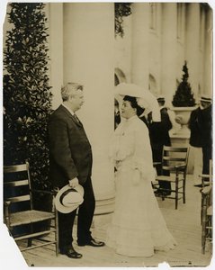 Mrs Norman Mack, Gov Odell, St Louis Exposition 1903 af Jessie Tarbox Beals