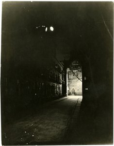 Patchin Place om natten, Greenwich Village, New York, USA, ca. 1905-20 (gelatine-sølvfoto) af Jessie Tarbox Beals