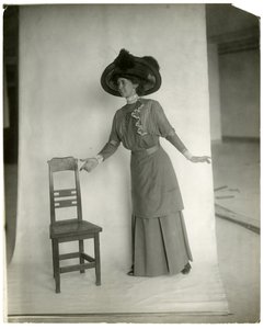 "Vær venlig at sidde" Korrekt balance af ben, kropsarme og hænder, ca. 1905-18 (foto af gelatinesølv) af Jessie Tarbox Beals