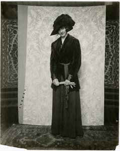 Rød fløjlsdragt med plisseret nederdel med harmonika, Arnold & Constable, ca. 1905-18 (foto af gelatinesølv) af Jessie Tarbox Beals