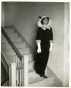 Den rigtige vej ned ad trappen, ca. 1905-18 (foto af gelatinesølv) af Jessie Tarbox Beals