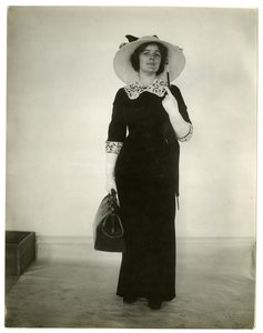 Den rigtige måde at bære taske og paraply på, ca. 1905-18 af Jessie Tarbox Beals