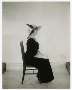 Den rigtige måde at sidde på en stol, ca. 1905-18 (foto af gelatinesølv) af Jessie Tarbox Beals