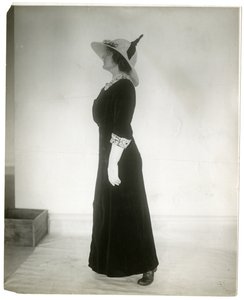 Den rigtige måde at stå på, når man går, ca. 1905-18 (foto af gelatinesølv) af Jessie Tarbox Beals